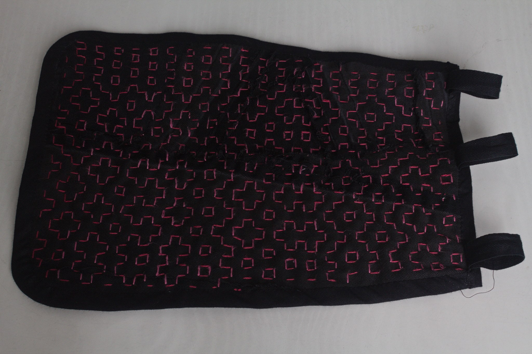 The back of the pocket, showing another random pattern in two
different shades of pink for the vertical and horizontal lines of
stitching.