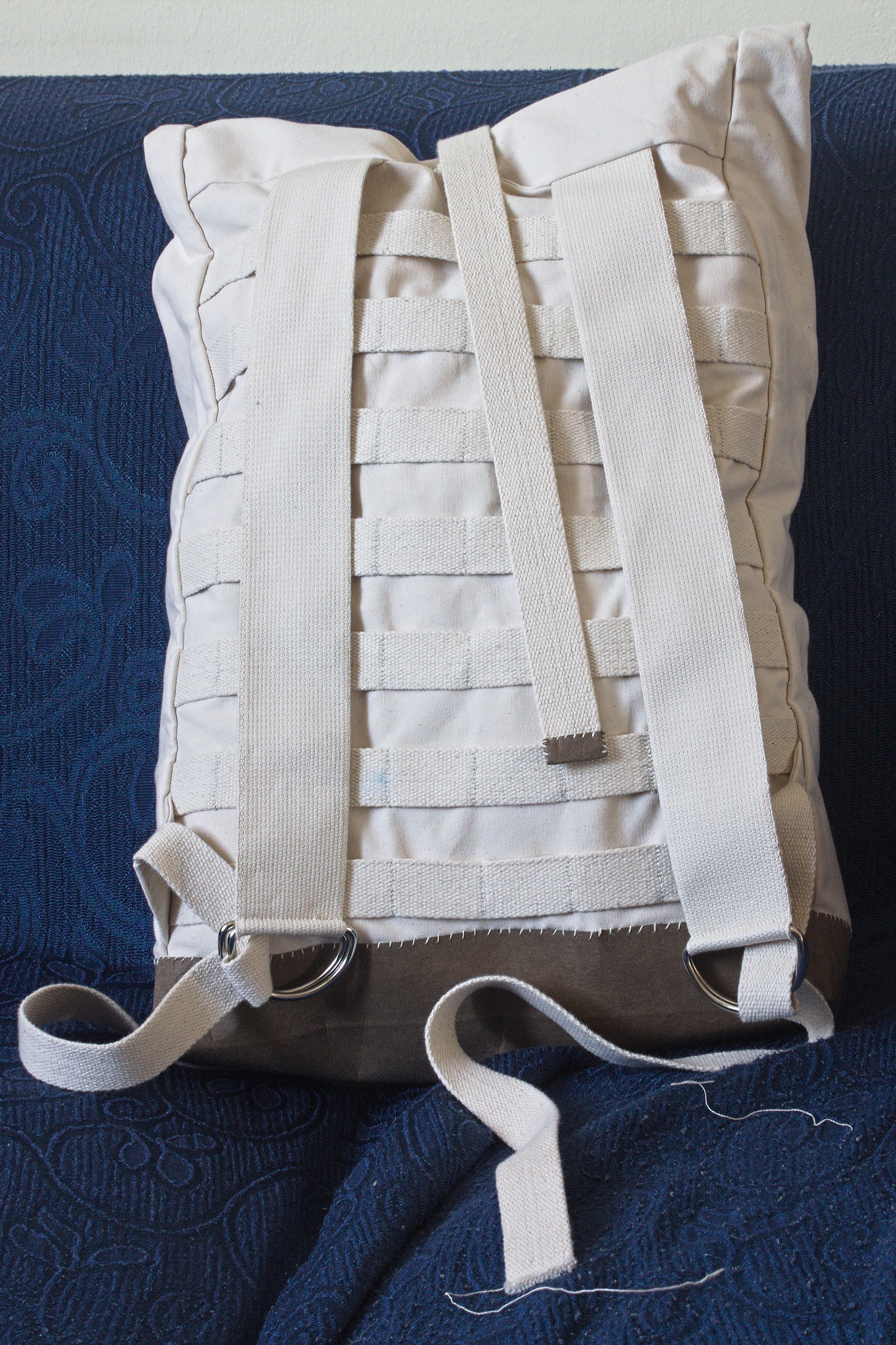 the back of the backpack, showing the shoulder straps made with
wide webbing that end in two D-rings, and a pattern of horizontal
webbing sewn at 4 cm intervals to attach accessories.
