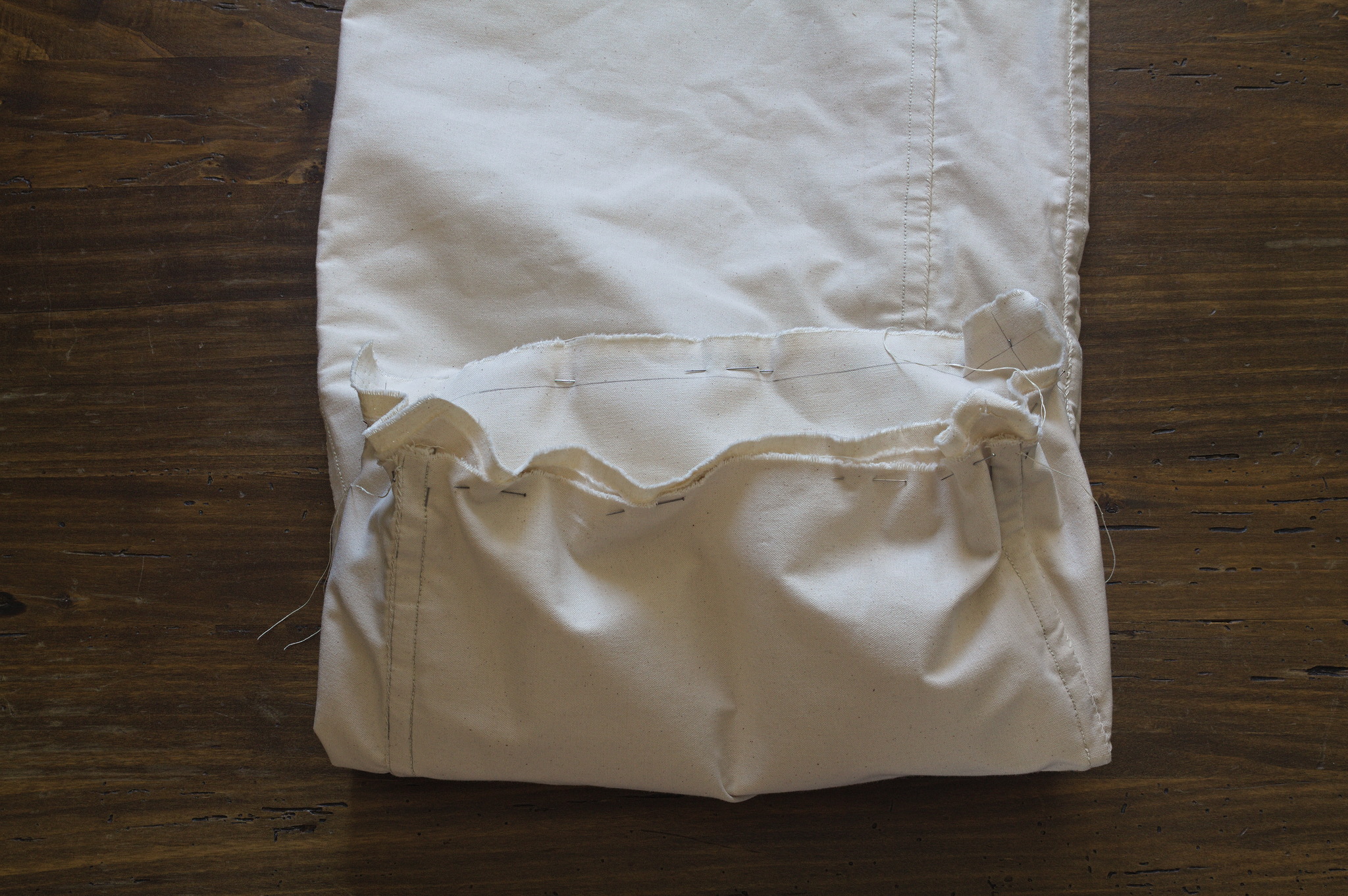 the layers of the base pinned into the sides, trying to keep
everything properly aligned especially on the corners in a way
that would be very messy if fed as-is to a sewing machine.