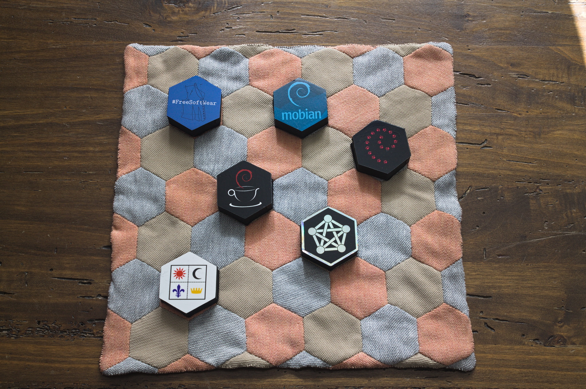 The hexagon side of the mat, with my hexagonal pattern weights
decorated with Standard Compliant stickers: they fit exactly on
the mat pattern.