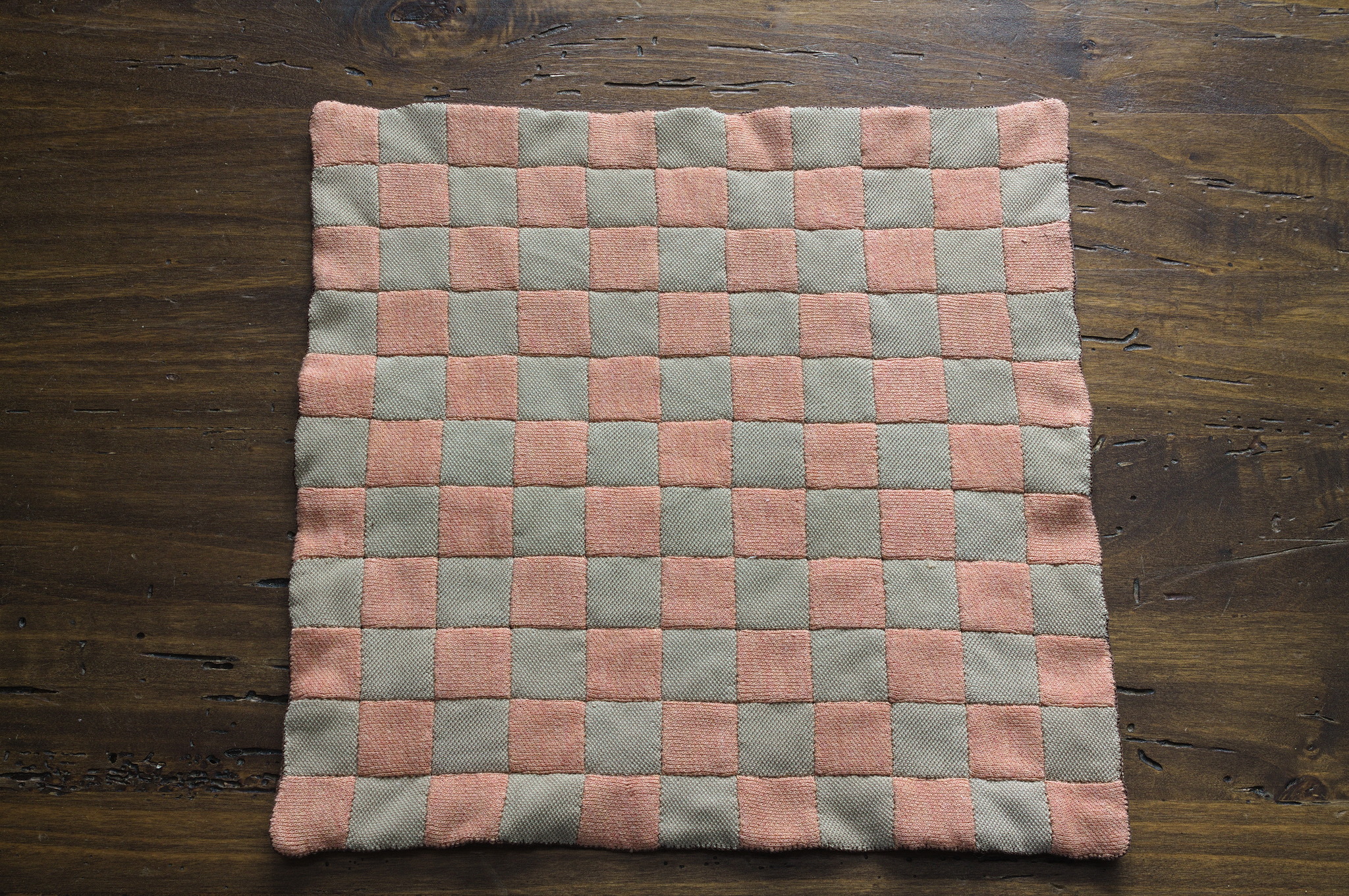 The other side of the same mat, made of orange and green
squares.