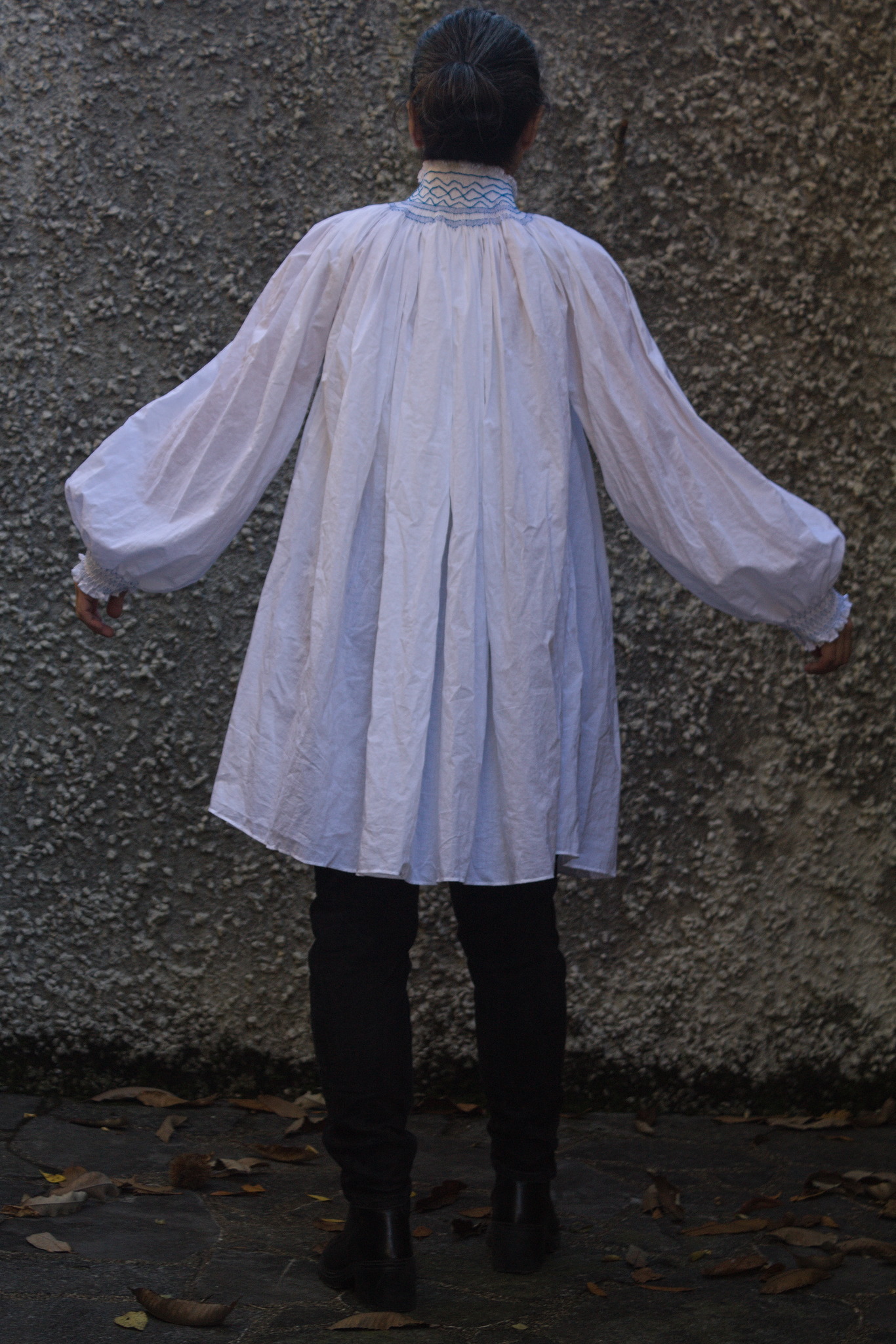 The same woman, from the back. This time the arms are out, so
that the big sleeves show better, but the body does look like a
tent.