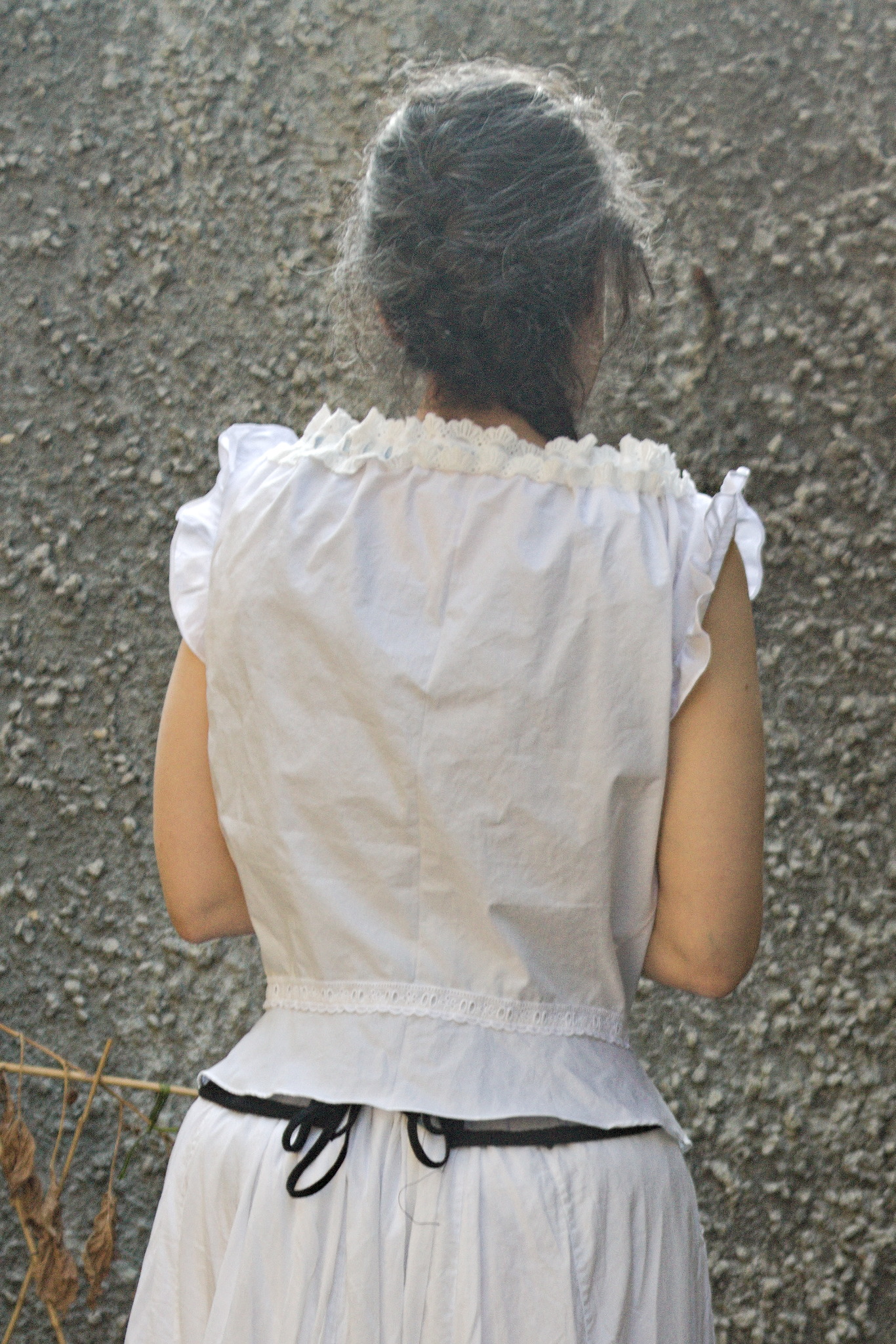The back of the blouse, as worn: it has a bit of a triangle
shape, quite close at the waist and with some fullness at the top,
but less than in the front.